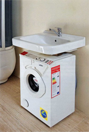 стиральная машина под раковину установленная в ванной
